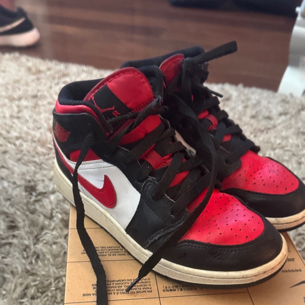 Jordan 1  Black and Red High-Top Sneakers sixe 4.5y used condition